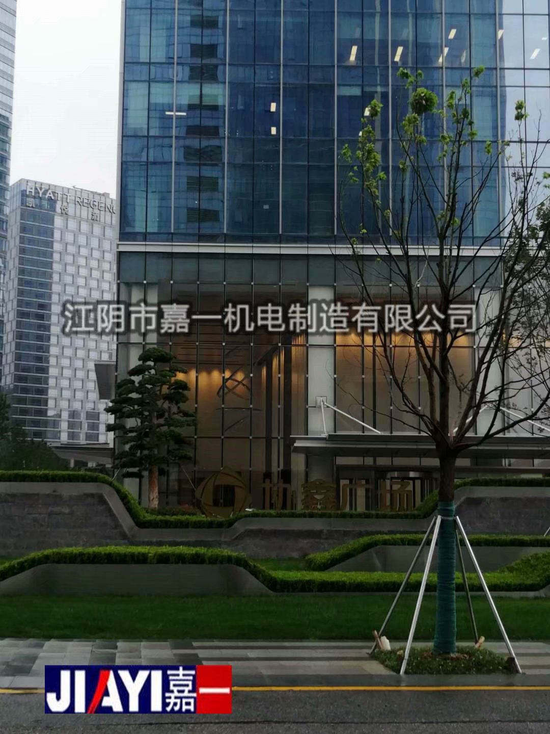 6月中旬，我司及時安排技術前往“協鑫廣場”為膠球清洗裝置調試，設備調試運行成功！